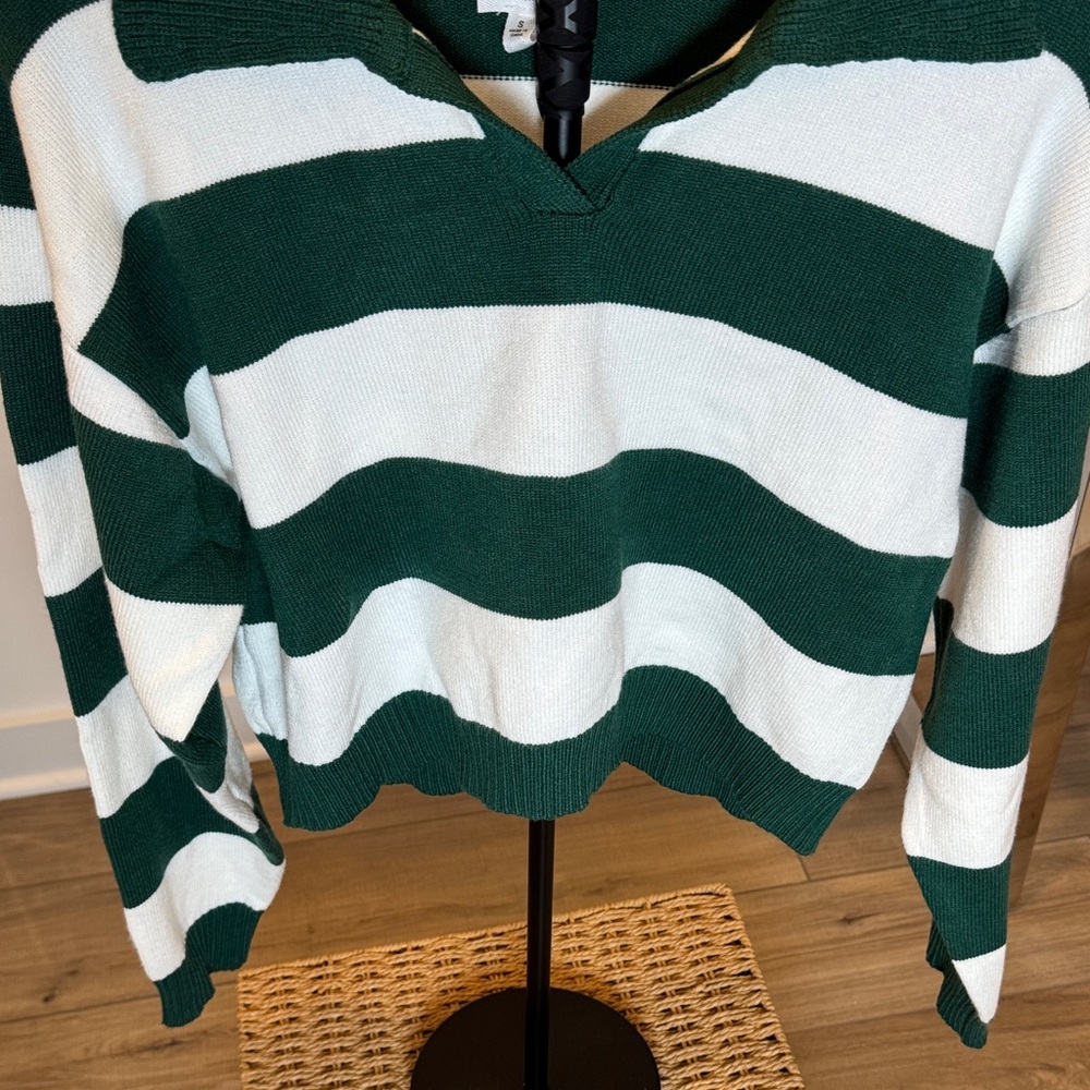 Le Lis Collection Forest Green and White V-Neck Collared Sweater - Picture 3 of 5